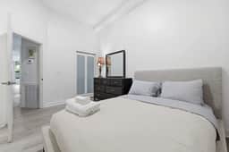 Front Row Loft | Vaulted Ceilings | Free Parking - Image 3