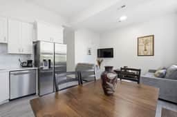 Front Row Loft | Vaulted Ceilings | Free Parking - Image 4