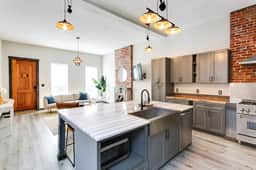 Bourbon Trail-12ft Ceilings-Parking-Chef's Kitchen - Image 2
