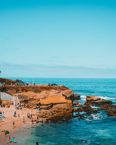 La Jolla coastline with rocky cliffs and turquoise Pacific Ocean