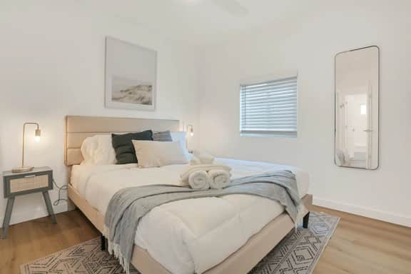 Hot Tub|Outdoor Lounge|Queen Beds|Chef's Kitchen - Image 3