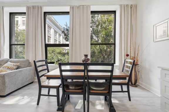 Front Row Loft | Vaulted Ceilings | Free Parking - Image 2